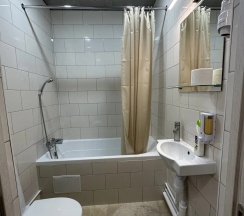 Трехместный номер с двуспальной и односпальной кроватью в Express