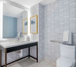 Двухместный люкс двуспальная кровать в Cambria Hotel Austin Downtown