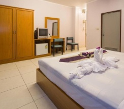 Двухместный номер Standard двуспальная кровать в "room in Guest Room - Guesthouse & Restaurant Belvedere - Central Bedroom With Ac Near Patong Beach"