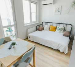 Студия Comfort с балконом и с красивым видом из окна в Апартаменты Esenin Sky Studio