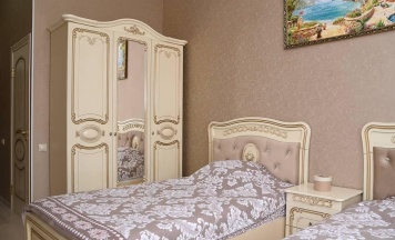 Номер стандарт с 2 односпальными кроватями №5 в Gold hotel