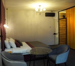 Номер улучшенный с 1 двуспальной кроватью Street в Green Garden Hotel