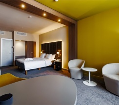 Номер Executive Suite c большой двуспальной кроватью в МЕРКЮР ТЮМЕНЬ ЦЕНТР