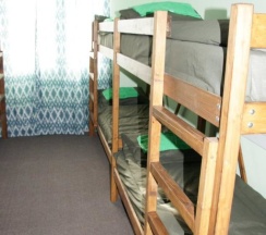 Кровать в общем номере в Фикус