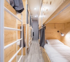 Кровать в общем номере в Nornyaowarat Hostel