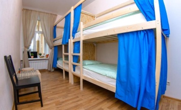 Кровать в общем 4-местном женском номере в Christopher Hostel