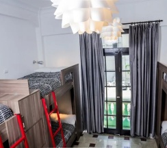 Кровать в общем номере в Tomo Hostel
