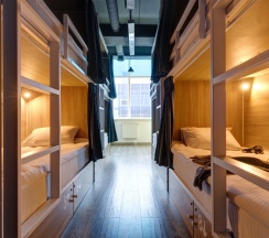 Кровать в 8-и местном общем номере повышенной комфортности в Roomy Hostel