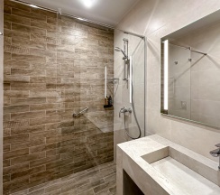 Комната улучшенная с 1 односпальной и 1 двуспальной кроватью в Дворец Солнца