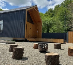 Шестиместный семейный коттедж с видом на реку в Лес и Горы