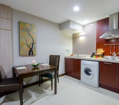 Люкс Deluxe с 2 комнатами с балконом и с видом на город в Grand Asoke Suites Boutique Residence