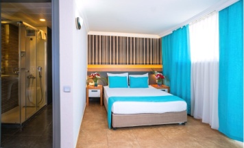 Четырёхместный номер Standard с балконом в Club Hotel Sunbel 