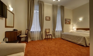 Улучшенный номер с диваном и джакузи в A`capella hotel