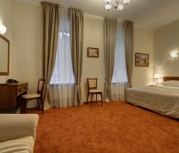 Улучшенный номер с диваном и джакузи в A`capella hotel