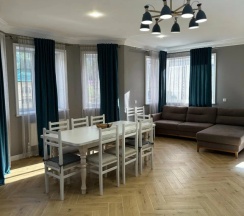 Коттедж с балконом и с видом на горы в Дом на холме