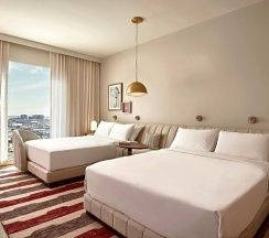 Четырёхместный номер Standard с видом на бассейн в Virgin Hotels Dallas