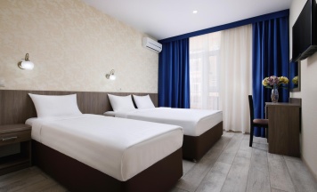 Номер стандарт с 1 односпальной и 1 двуспальной кроватью в Undersun