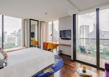 Двухместный номер Premium с балконом и с видом на сад двуспальная кровать в Hotel Indigo Bangkok Wireless Road, an IHG Hotel