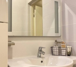 Коттедж с балконом и с красивым видом из окна в Friends House