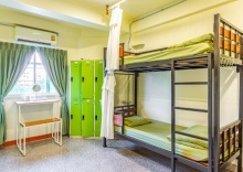 Кровать в общем номере в OYO 928 Leaf Hostel