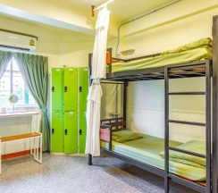 Кровать в общем номере в OYO 928 Leaf Hostel