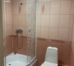 Четырёхместный люкс с 3 комнатами с балконом и с красивым видом из окна в Галкино