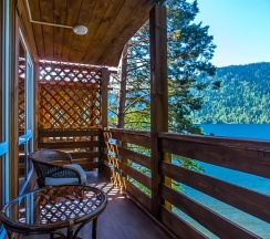 Коттедж с балконом и с видом на озеро в Горное озеро