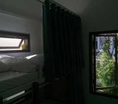 Кровать в общем номере в A Mze House