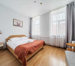 Улучшенная комната с двуспальной кроватью и диваном в Октавиана