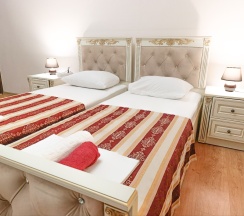 №4 2 односпальные кровати(сдвижные) с видом на внутренний дворик в Elit house