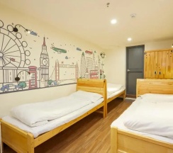 Кровать в общем номере (мужской номер) (общая ванная комната) в Meego Qingwen Hotel