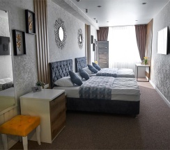 Номер с двумя двуспальными кроватями (3) в July hotel