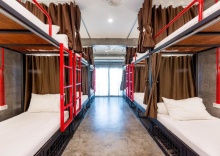 Кровать в общем номере с балконом и с красивым видом из окна в Sleeper Hostel