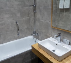 Номер эконом с 1 двуспальной кроватью (без окна) в Gesten hotel