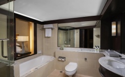 Двухместный полулюкс с видом на море двуспальная кровать в Pullman Phuket Karon Beach Resort ex. Hilton Phuket Arcadia Resort