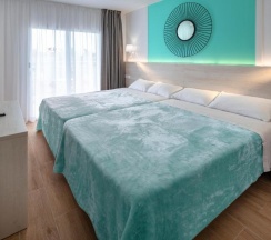 Двухместный номер с видом на бассейн двуспальная кровать в Hotel Best Lloret Splash