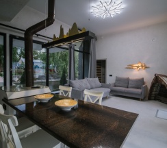 Коттедж с балконом и с красивым видом из окна в Whitemare