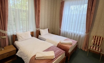 8. Трёхкомнатный "Семейный номер", с видом на Монастырскую площадь в Боровница