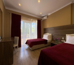 Трёхместный номер Супериор c 1 комнатой с балконом и с красивым видом из окна в Aimara