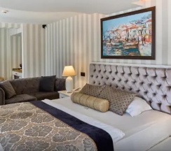 Четырёхместный семейный люкс в Salonika Suites