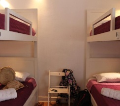 Кровать в общем номере с красивым видом из окна в Lost Inn Lisbon Hostel