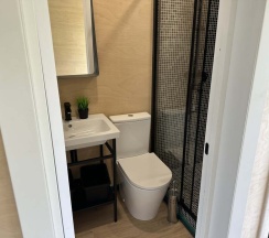 Двухместный Дом с террасой На берегу реки возле пирса с видом на реку двуспальная кровать в Semvoda