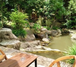 Двухместная вилла с красивым видом из окна двуспальная кровать в Bura Resort, Chiang Rai