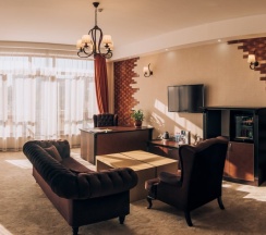 Двухместный люкс с балконом и с видом на город двуспальная кровать в Megapolis Hotel Shymkent