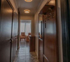 Двухместный полулюкс (Главный корпус) с 2 комнатами с балконом двуспальная кровать в Литфонд