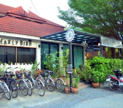 Кровать в общем номере с балконом и с красивым видом из окна в Early Bird Hostel Ayutthaya