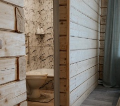 Трехместный номер с двуспальной и односпальной кроватью в Шум ручья