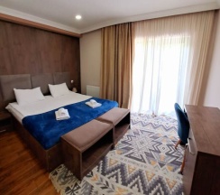 Двухместный номер Classic с балконом и с видом на горы двуспальная кровать в Hotel Mountain Mestia