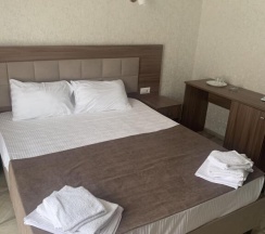 Двухместный полулюкс с балконом и с видом на город двуспальная кровать в Артика