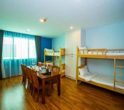 Кровать в общем номере в Austin Park Hotel